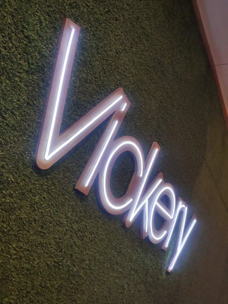 LED neó blanc fred sobre fusta DM Vickery